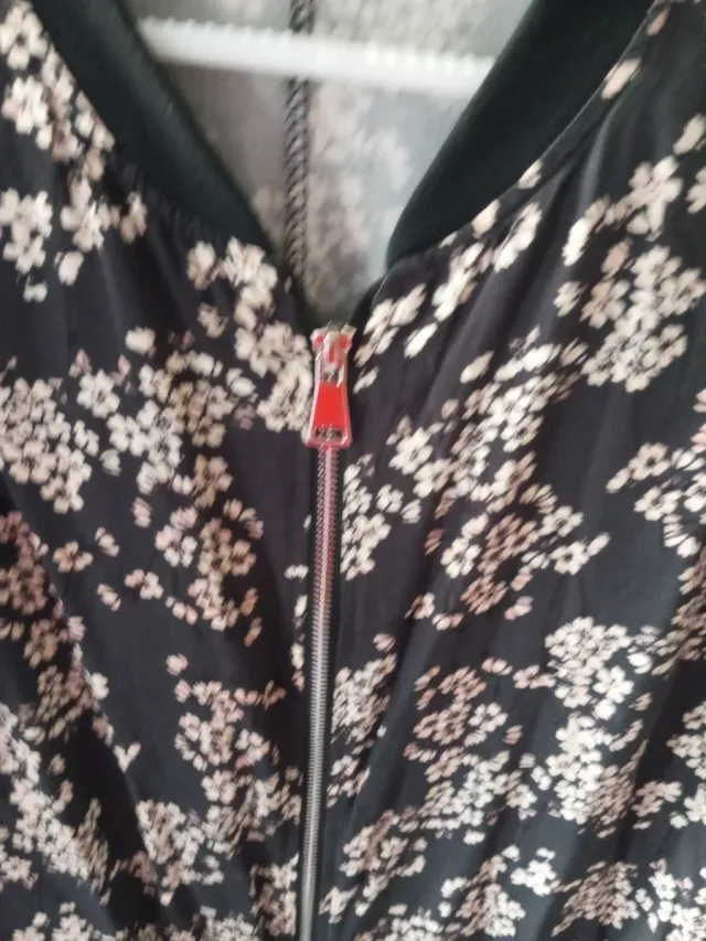 Chaqueta bomber floral negra