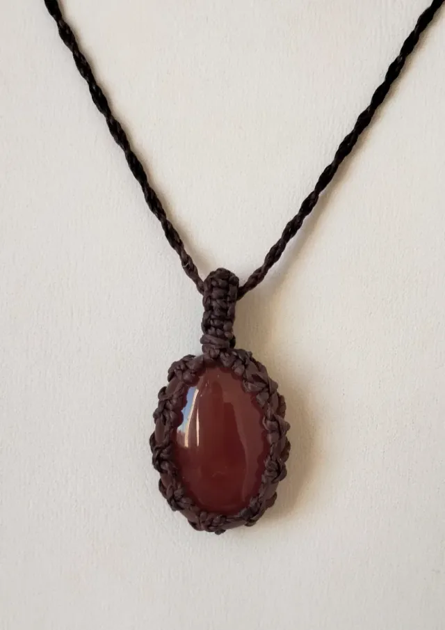 Collana macramè con ciondolo Corniola