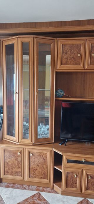 Mueble de salón clásico madera y cristal