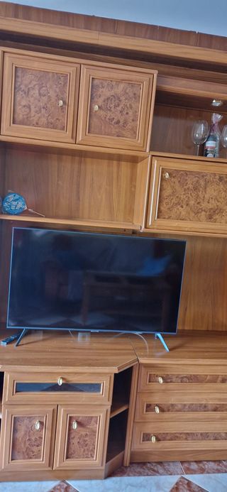 Mueble de salón clásico madera y cristal