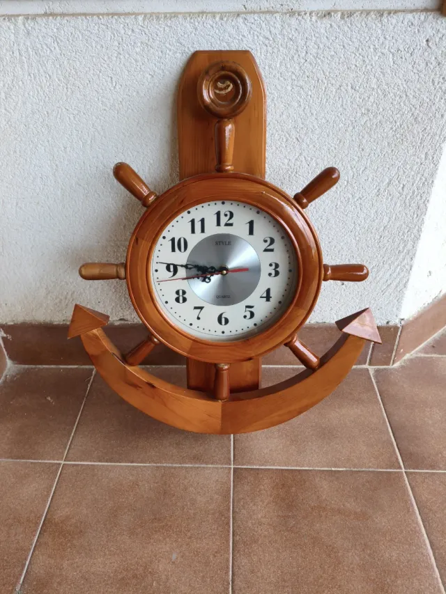Reloj de madera estilo timón y ancla