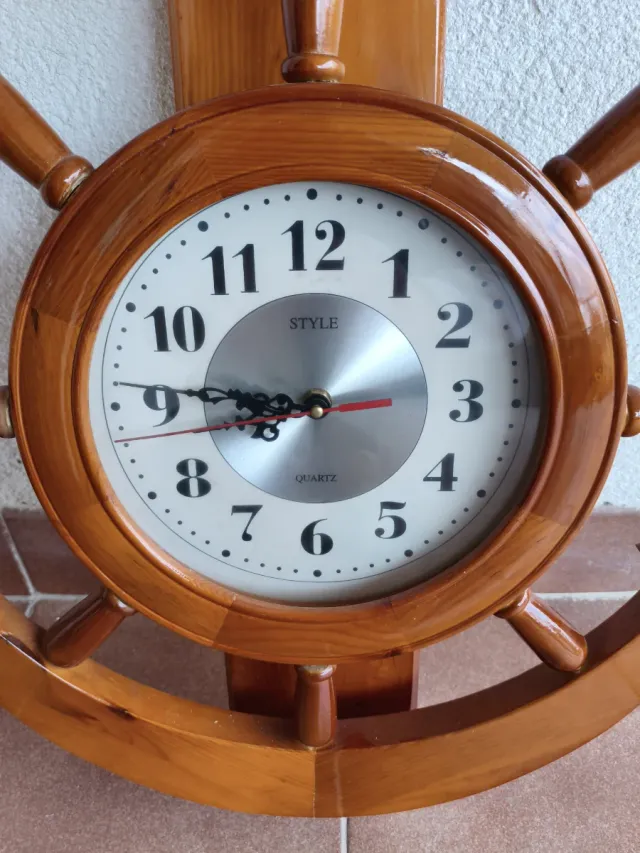 Reloj de madera estilo timón y ancla