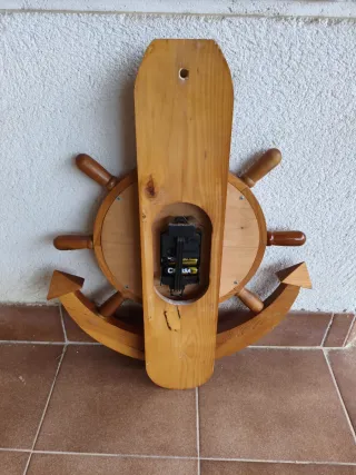 Reloj de madera estilo timón y ancla