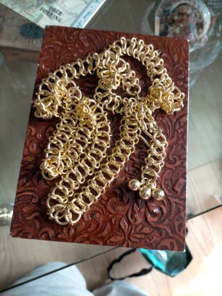 Cinturón dorado con  bolas 97 centímetros de largo