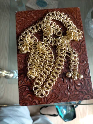 Cinturón dorado con  bolas 97 centímetros de largo