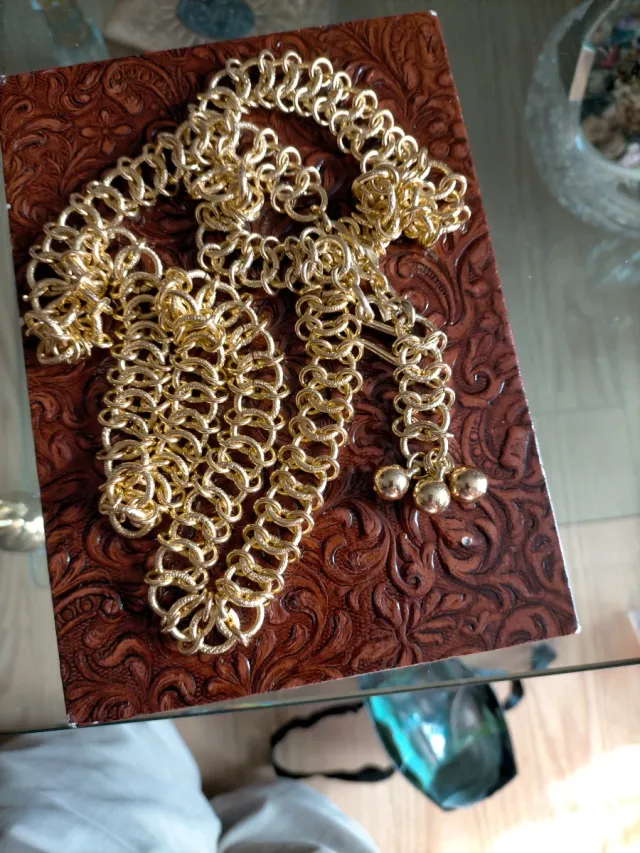 Cinturón dorado con  bolas 97 centímetros de largo