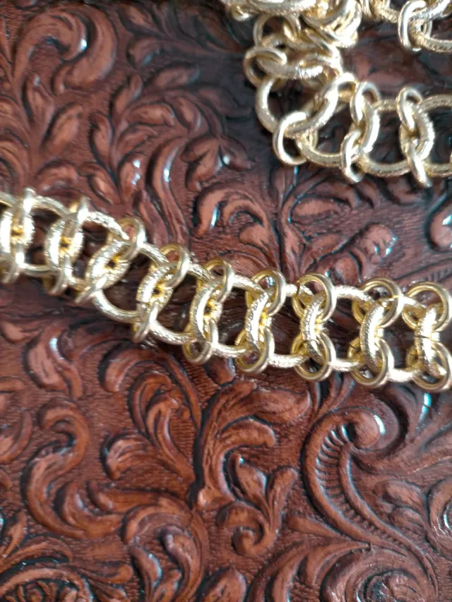 Cinturón dorado con  bolas 97 centímetros de largo