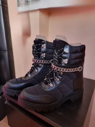 Botines Guess Negros con Cadena Plata