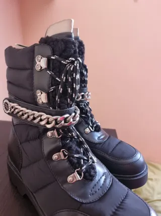 Botines Guess Negros con Cadena Plata