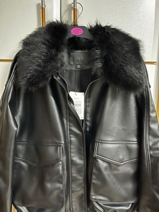 Chaqueta Zara Negra Talla S/36/8 con cuello pelo