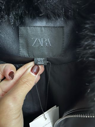 Chaqueta Zara Negra Talla S/36/8 con cuello pelo