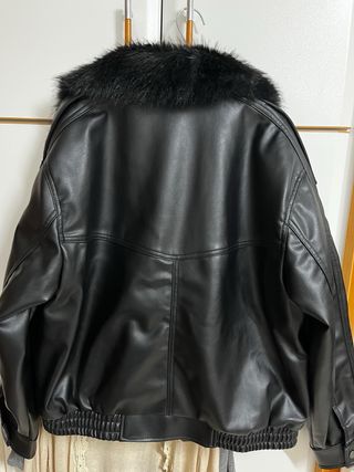 Chaqueta Zara Negra Talla S/36/8 con cuello pelo