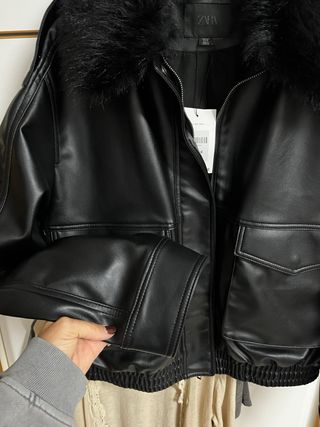 Chaqueta Zara Negra Talla S/36/8 con cuello pelo