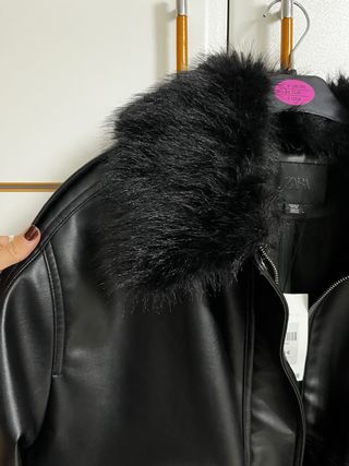 Chaqueta Zara Negra Talla S/36/8 con cuello pelo