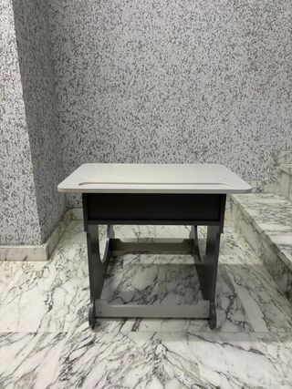 Escritorio con banco infantil gris