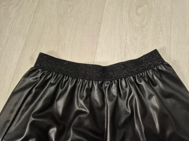Falda mini efecto piel negra