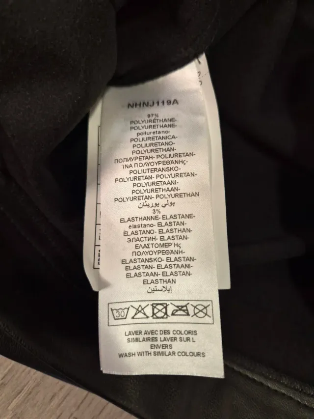 Falda mini efecto piel negra