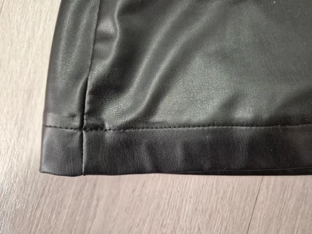 Falda mini efecto piel negra