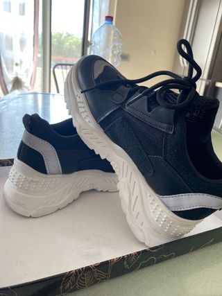 Scarpe sportive nere e bianche