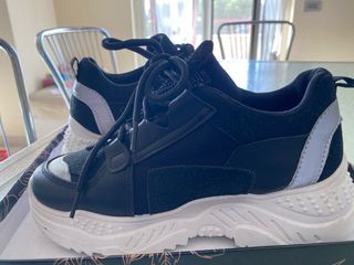 Scarpe sportive nere e bianche