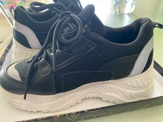 Scarpe sportive nere e bianche