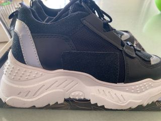 Scarpe sportive nere e bianche