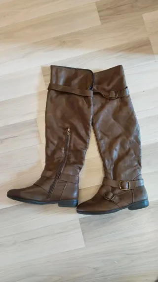 Botas altas marrones con hebillas