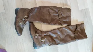 Botas altas marrones con hebillas