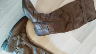 Botas altas marrones con hebillas