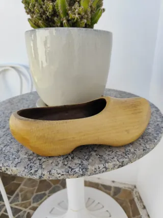 Zueco de madera decorativo hecho a mano