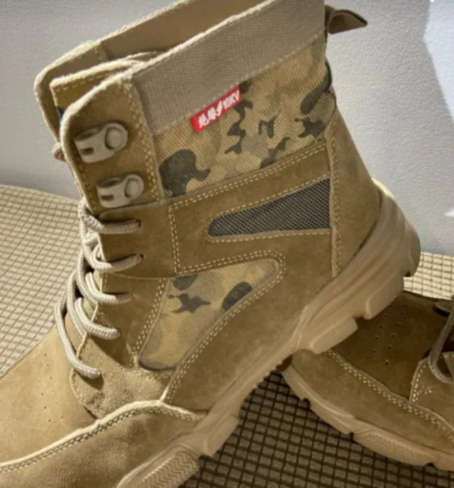 Botas de montaña beige y verde oliva