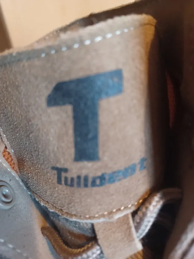 Botas de montaña beige y verde oliva