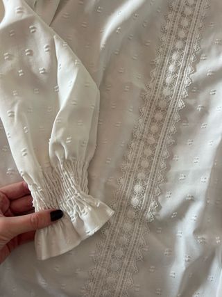 Blusa blanca con encaje y manga fruncida Talla S