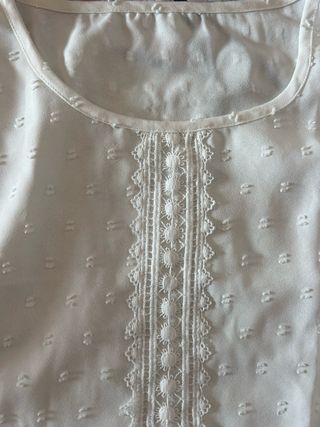 Blusa blanca con encaje y manga fruncida Talla S