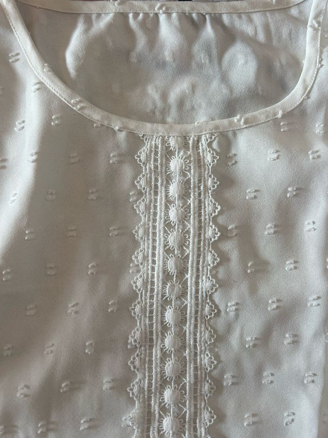 Blusa blanca con encaje y manga fruncida Talla S