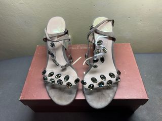 Varios zapatos de primerísimas marcas