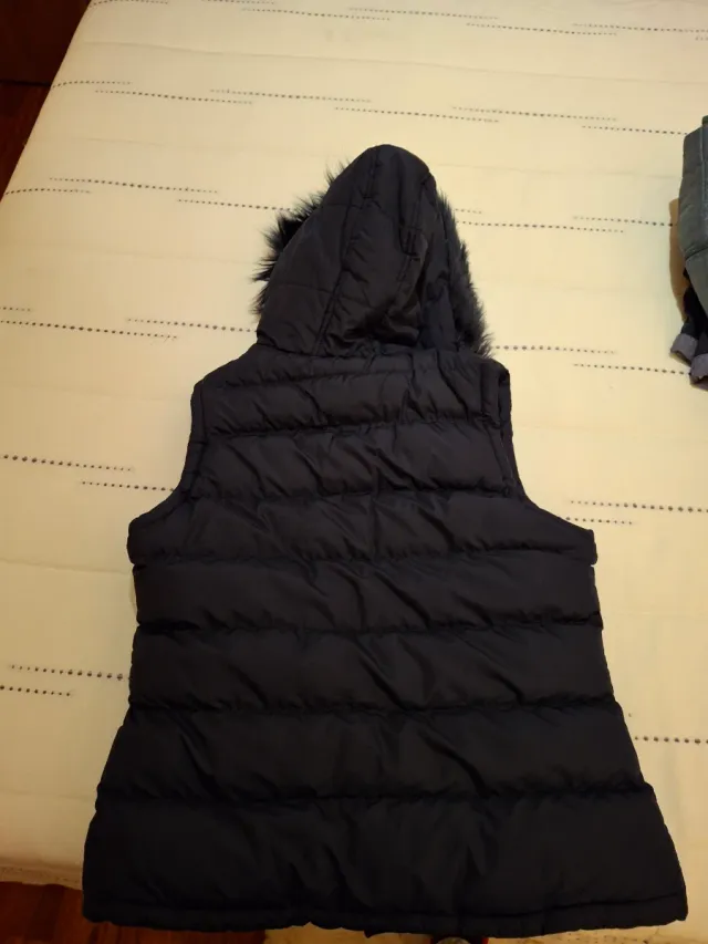 Chaleco THRILL azul marino con capucha con pelo.