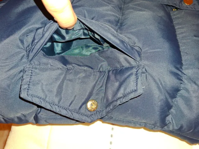 Chaleco THRILL azul marino con capucha con pelo.