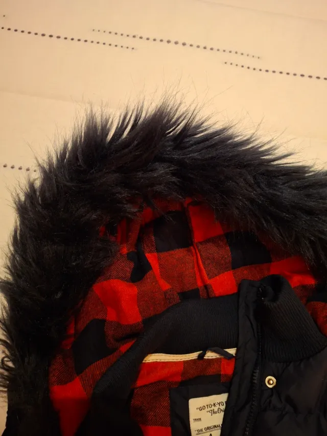 Chaleco THRILL azul marino con capucha con pelo.