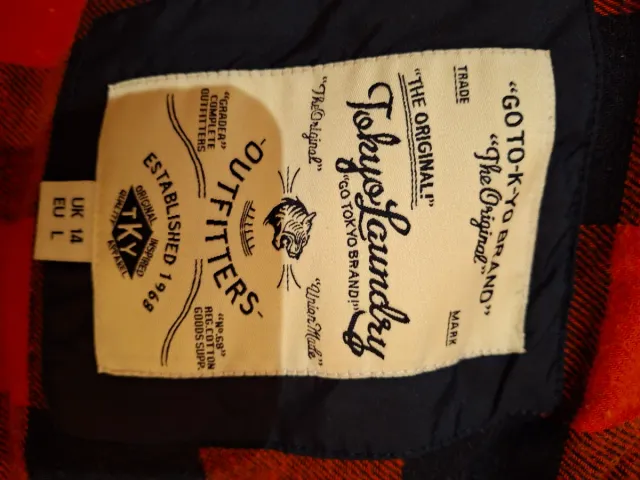 Chaleco THRILL azul marino con capucha con pelo.