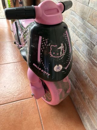 Moto correpasillos Hello Kitty negra y rosa