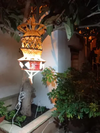 Lámpara colgante artesanal dorada y roja