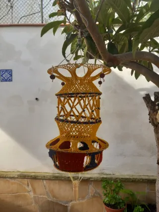 Lámpara colgante artesanal dorada y roja