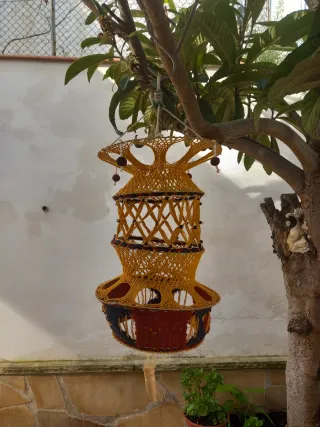 Lámpara colgante artesanal dorada y roja