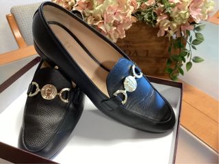 Mocasines de piel negros con detalle dorado