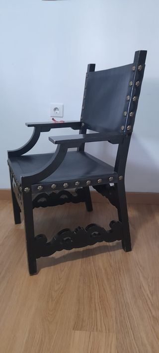 Silla antigua de madera y cuero