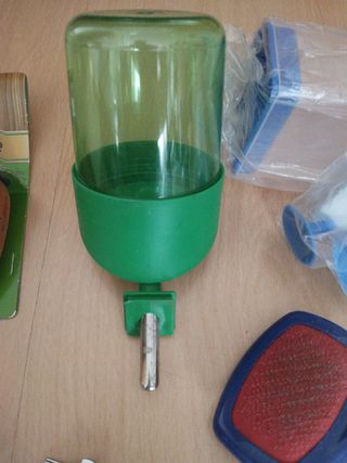 Lote de accesorios para conejos o roedores.