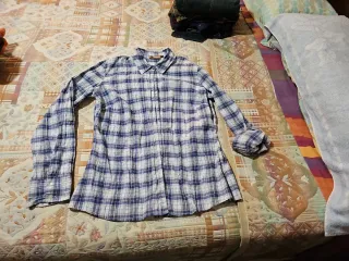 Camisa de cuadros azul y blanco