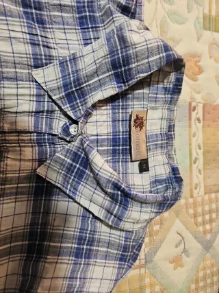 Camisa de cuadros azul y blanco