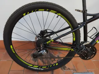 Bicicleta de Montaña Negra y Amarilla